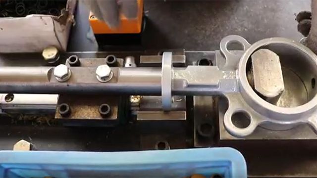 Автоматическая машина для установки уплотнения штока клапана компании JYLY